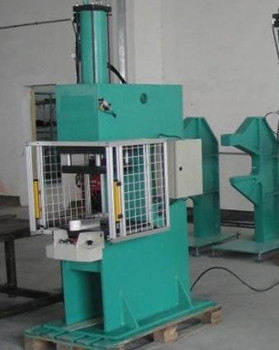 汽車行業(yè)如何運(yùn)用鉚接機(jī)提高組件質(zhì)量和生產(chǎn)效率？